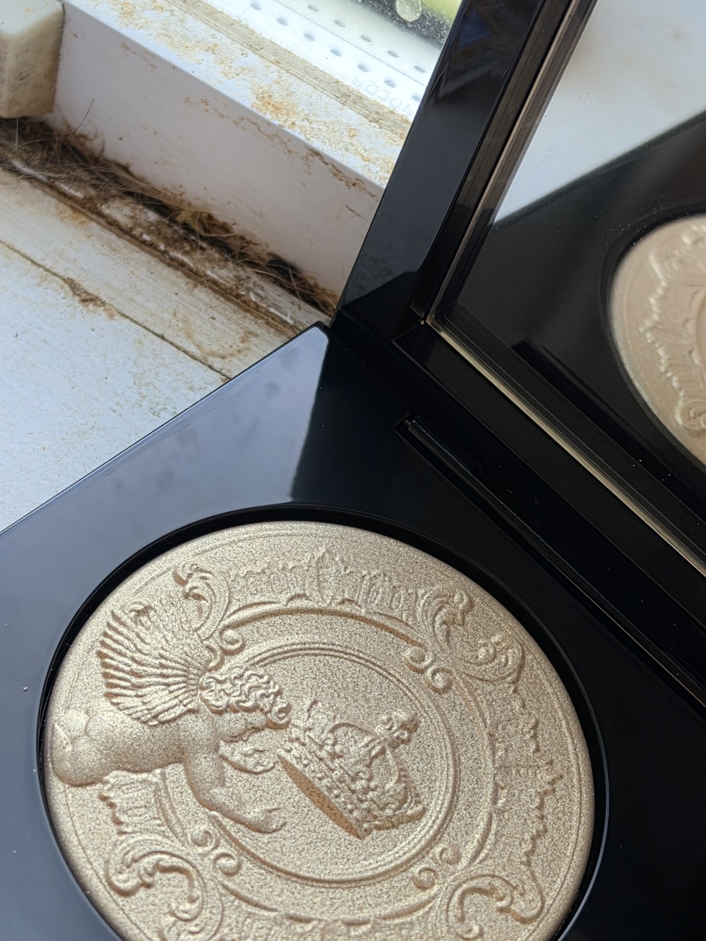 Pat McGrath Radiant Pale Gold Highlighter Compact